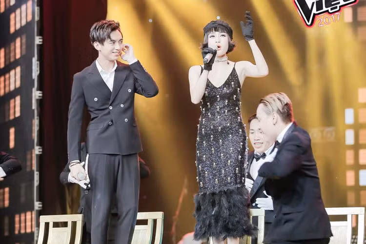 Hiền Hồ lại song ca cùng nam ca sĩ Soobin Hoàng Sơn qua ca khúc “Mùa yêu đầu”. Trên sân khấu, cặp đôi có những cử chỉ tình tứ bên nhau. HLV Noo Phước Thịnh khen tiết mục đã tai đã mắt. Ảnh: Fanpage