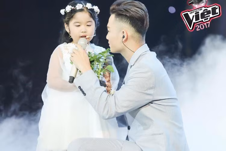 Ali Hoàng Dương mang đến ca khúc “Đừng để con một mình” của Trang Pháp ở phần thi kết hợp với ca sĩ khách mời. Đây là một phần trình diễn xúc động khi anh song ca cùng các ca sĩ đã làm mẹ: Hồng Nhung, Thu Minh, Đoan Trang, Trà My, Trương Quỳnh Anh... Ảnh: Fanpage