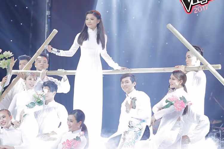 Về thí sinh Hiền Mai, HLV Thu Minh khen cô học trò của Noo Phước Thịnh có chiến lược tốt và khả năng diễn như không diễn. Còn HLV Đông Nhi thích tạo hình trong sáng của Hiền Mai. Ảnh: Fanpage