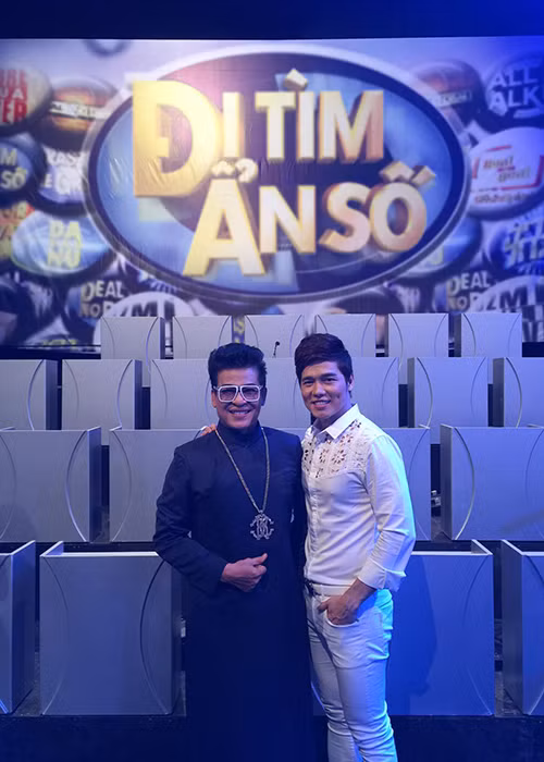 Gần đây, giọng ca đến từ Vĩnh Long xuất hiện trên truyền hình trong một số gameshow như Sao nối ngôi, Đi tìm ẩn số... Ảnh: FBNV