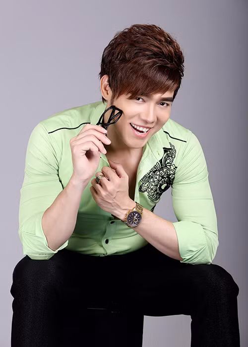 Đối diện với những khó khăn, cựu thành viên nhóm AXN vẫn miệt mài đi hát ở các tỉnh. Ảnh: FBNV