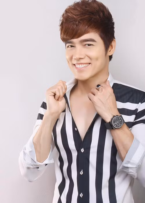 Rời công ty quản lý cũ, Lưu Chí Vỹ tiếp tục theo đuổi hình ảnh ca sĩ thị trường, chủ yếu biểu diễn ở các tỉnh. Ảnh: FBNV