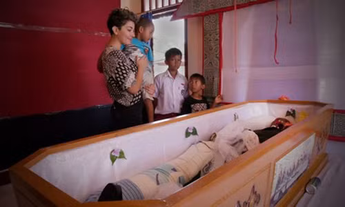Ky la phong tuc 'song voi nguoi chet' o Indonesia