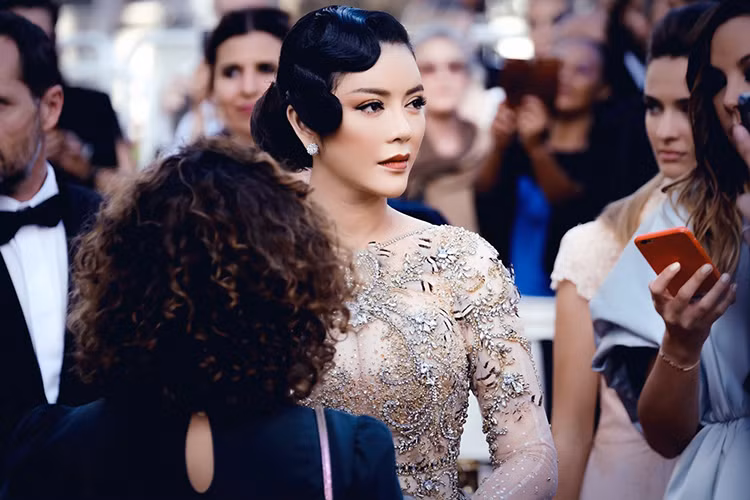 Với bộ đầm dành cho Lý Nhã Kỳ, nhà thiết kế còn sử dụng kỹ thuật đính kết lông vũ thành họa tiết trên nền lưới organza.