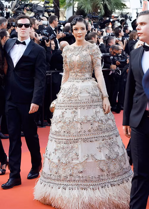 Mẫu thiết kế tập trung vào chi tiết trang trí lấy cảm hứng từ hình ảnh đại dương ngập tràn ánh sáng kết hợp phom dáng quả chuông để tạo nên 1 tổng thể thống nhất.