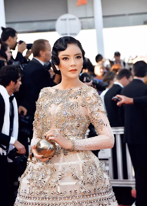 Lý Nhã Kỳ đã đặt riêng bộ đầm này để tham dự thảm đỏ LHP Cannes 2017. Theo chia sẻ của Đỗ Long, anh mất hơn 2 tháng từ khâu lên ý tưởng đến hoàn thành sản phẩm.