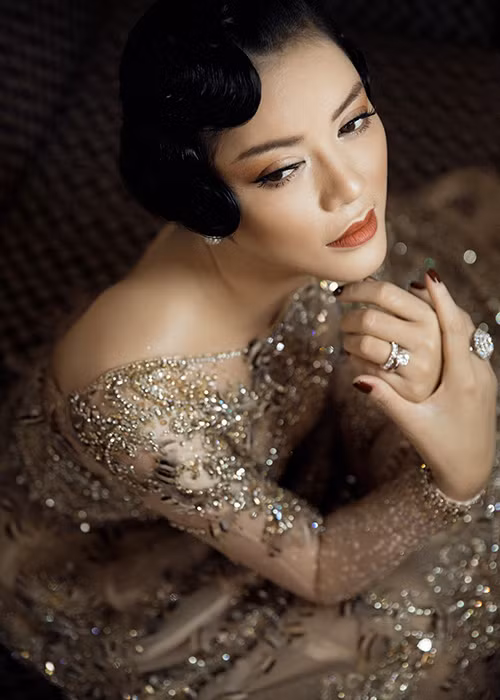 Là người hiểu được khát vọng vươn ra thế giới của các nhà thiết kế trẻ Việt Nam nên năm nay, Lý Nhã Kỳ đã lựa chọn hai gương mặt tài năng trong làng thiết kế Việt để giới thiệu tới bạn bè quốc tế.