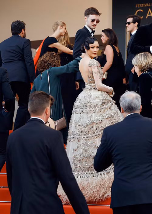 Ngoài ra, tông màu vàng ánh kim được thực hiện 1 cách trong suốt và mờ ảo mang lại sự nhẹ nhàng cuốn hút nhưng cũng rất nổi bật cho người mặc.