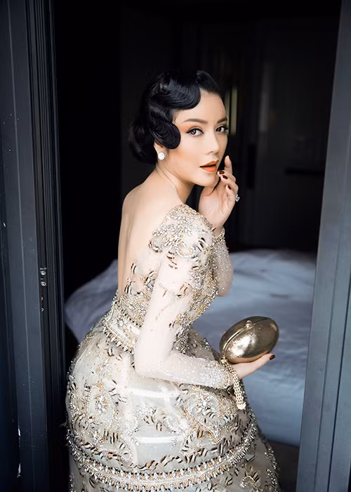 Ở lần thứ ba bước trên thảm đỏ Cannes 2017, Lý Nhã Kỳ “mê hoặc” công chúng mộ điệu thời trang Việt bằng chiếc đầm đính kết vô cùng cầu kỳ của NTK Lê Thanh Hòa.