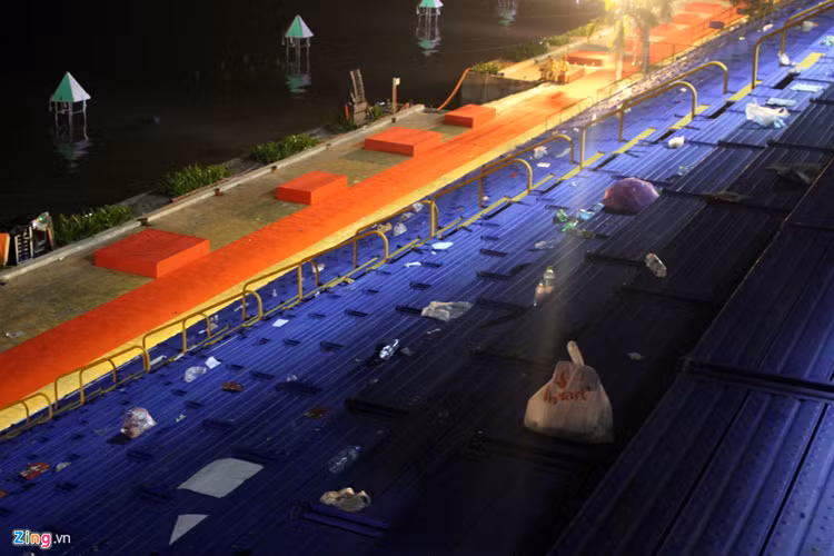 Túi nylon, vỏ chai nhựa... là những gì còn lại khi du khách rời đi khỏi khán đài 21.000 chỗ ngồi ven sông Hàn này.