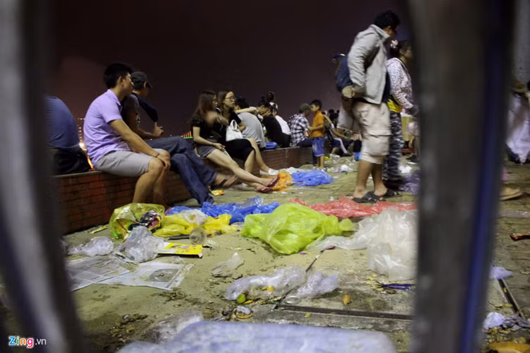 Bao nylon nằm la liệt ven sông Hàn khi đêm thi pháo hoa đầu tiên kết thúc với sự góp mặt của đội chủ nhà Việt Nam.