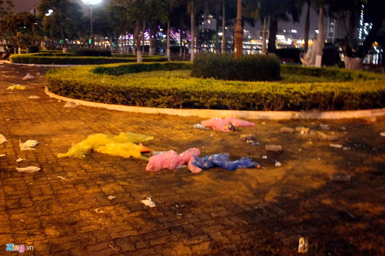Phía trong công viên trên đường Trần Hưng Đạo, rác xuất hiện khắp nơi.
