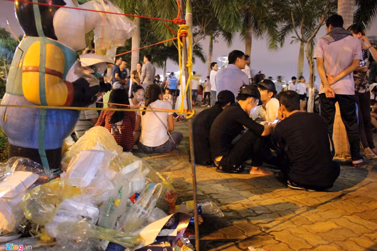 Người dân và du khách tham gia Lễ hội pháo hoa quốc tế Đà Nẵng 2017 tập trung thành nhiều nhóm nhỏ, cùng nhau trải bạt, mang theo thức ăn và nước uống đến dọc các công viên, chọn vị trí thuận lợi để xem bắn pháo hoa. Tuy nhiên, khi đội thi đầu tiên vừa kết thúc màn trình, cũng là lúc những túi rác lớn xuất hiện dọc các con đường vào công viên và ven các tuyến đường có đông người tập trung.