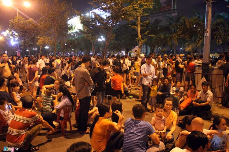 Rac ngap pho sau dem thi phao hoa dau tien o Da Nang