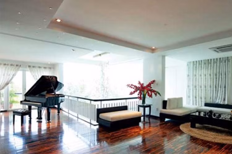 Căn nhà cũng phản ánh phần nào con người của Hồ Ngọc Hà phía sau ánh đèn sân khấu. Mọi góc trong căn nhà đều được tuân theo yêu cầu tối giản và điểm xuyết những vật dụng mang gam đen trên nền trắng. (Ảnh: Zing)