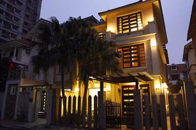 Hồ Quỳnh Hương vốn được biết đến nhờ chất giọng nữ cao trữ tình với âm sắc rất đẹp cùng với chất giọng trên ba quãng tám. Cũng như bao nghệ sĩ khác số tiền cô tích góp sau nhiều năm đi diễn đủ để cô tậu cho mình một cơ ngơi sang trọng trên phố Trương Định, Hà Nội. (Ảnh: Zing)