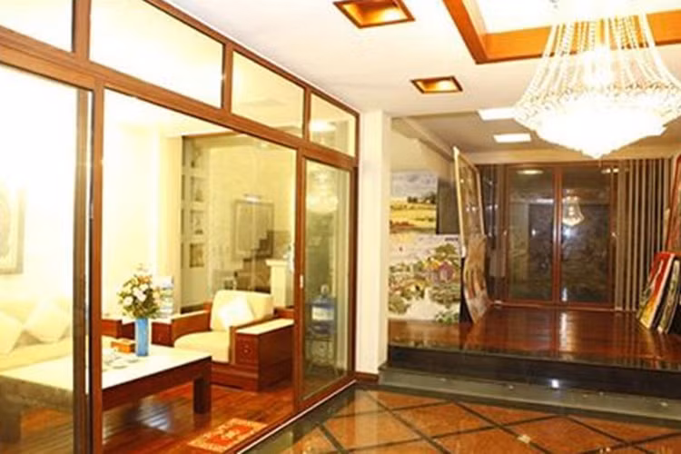 Vào bên trong căn biệt thự, nội thất được cô trang trí đơn giản đem lại cảm giác vô cùng ấm áp với màu chủ đạo là màu gỗ. Cô cũng chia sẻ một trong những sở thích của cô là sưu tập tranh đá quý vì từ nhỏ cô đã có sở thích đi nhặt những viên đá nhỏ ở bãi biển về để ngắm. Hơn thế, những bức trang làm từ đá còn rất trường tồn theo thời gian, không phai màu và rất sắc sảo. (Ảnh: Zing)