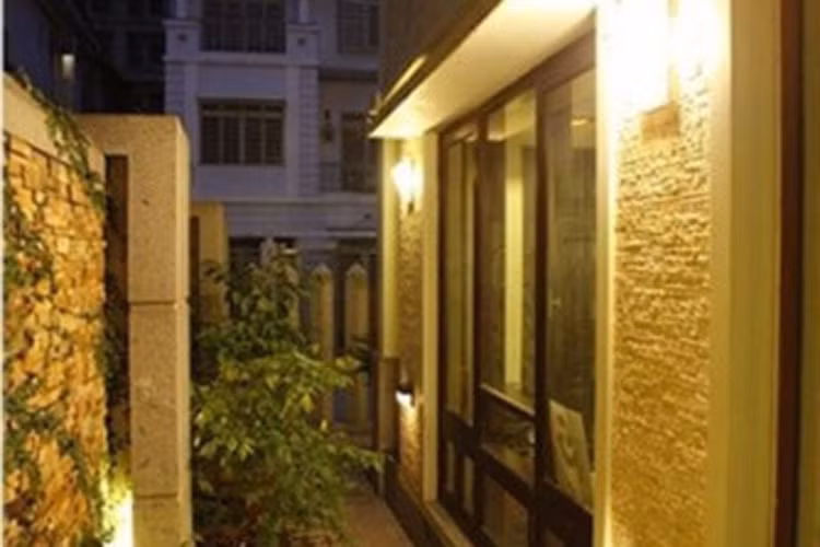 Cô đã phải đập đi sửa lại tới 4 lần để có được căn nhà như ngày hôm nay. Điều này đã tiêu tốn không ít tiền cũng như thời gian. Hồ Quỳnh Hương cũng chia sẻ: "Một vết gợn rất nhỏ trong nhà cũng khiến Hương không hài lòng. Đối với Hương, ví như có một điều gì mà mình biết nó chưa hoàn thiện thì Hương sẽ phải cố gắng làm cho nó hoàn thiện". (Ảnh: Zing)