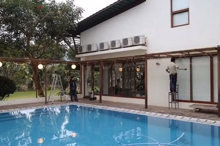 Bể bơi rộng rãi trong khuôn viên nhà nữ ca sĩ. (Ảnh: Vietnamnet)