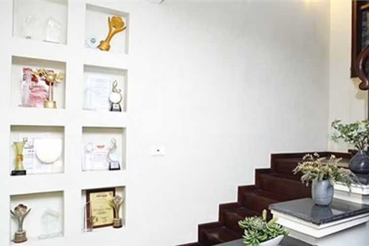 Cầu thang được tận dụng để trang trí và trưng bày các giải thưởng mà cô nhận được trong suốt quá trình đi hát của mình. (Ảnh: Zing)