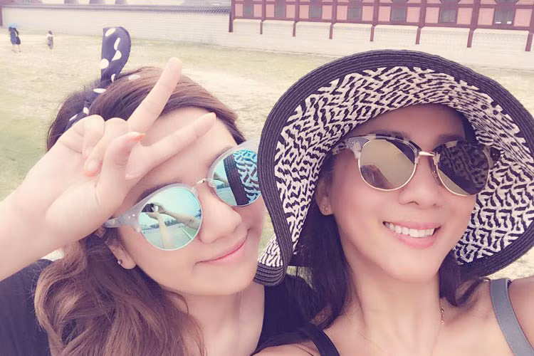 Ngoài Yênli, MC Kỳ Duyên còn có cô con gái Maili. Cũng như Yênli, Maili thừa hưởng nhiều nét đẹp từ người mẹ nổi tiếng. Ảnh: FBNV