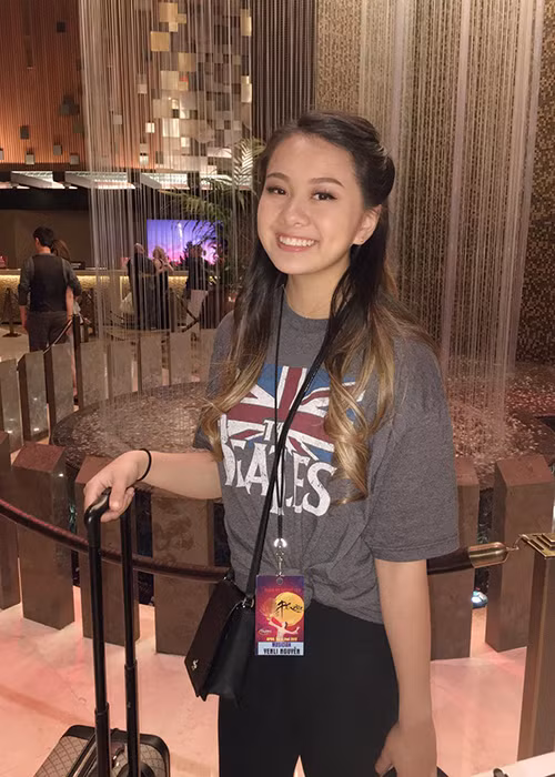 Ái nữ thứ hai của nhà MC Kỳ Duyên gây ấn tượng với người đối diện bởi vẻ dịu dàng, nữ tính. Ảnh: FBNV