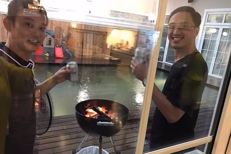 Louis Nguyễn (phải) - ông xã Hà Tăng vui vẻ bên bạn bè trong buổi tụ tập ăn uống vào ngày cuối tuần rảnh rỗi. Ảnh: FBNV