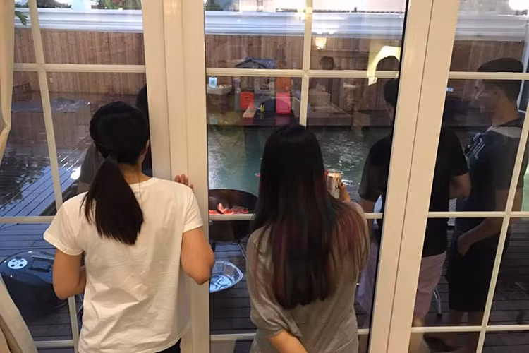 Sau 2 tháng sinh con gái, Tăng Thanh Hà xuất hiện bên những người bạn với vóc dáng thon gọn. Ảnh: FBNV