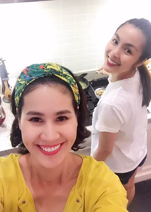 Mới đây, trên trang cá nhân, diễn viên Thân Thúy Hà (trái) đăng tải loạt ảnh nhóm bạn thân trong đó có vợ chồng Tăng Thanh Hà - Louis Nguyễn tụ tập ăn uống dịp cuối tuần. Ảnh: FBNV