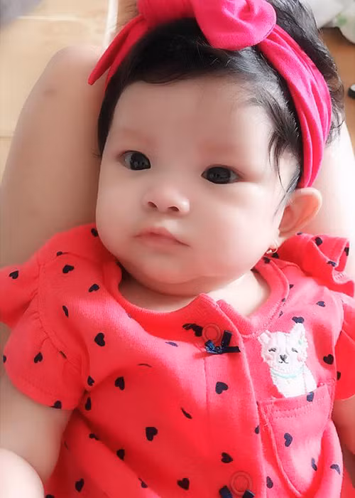  Con gái của Hải Băng và Thành Đạt tên thân mật là Kem. Cô nhóc sở hữu gương mặt xinh như thiên thần. Ảnh: FBNV