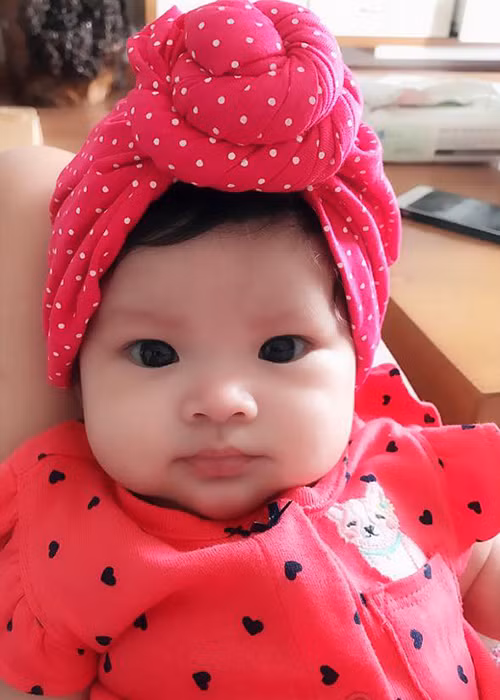 Nhóc tì nhà Hải Băng trắng trẻo, bụ bẫm. Nhiều người còn nhận xét bé Kem sở hữu nhiều nét đẹp của cả bố lẫn mẹ. Ảnh: FBNV