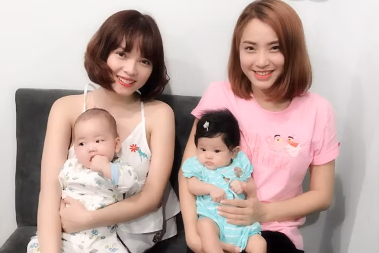 Hải Băng khoe con gái bụ bẫm, đáng yêu trong buổi gặp gỡ với Việt Huê - vợ của ca sĩ Lê Hoàng. Ảnh: FBNV