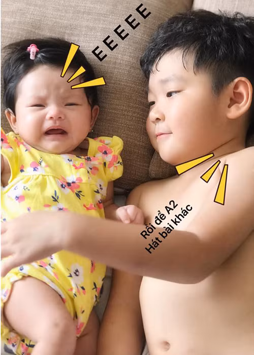 Hải Băng chia sẻ hình ảnh bé Kid sang nhà chơi và xung phong việc trông em gái cùng cha khác mẹ trong lúc cô bận bịu việc bán hàng online. Ảnh: FBNV