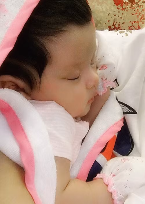 Nữ ca sĩ “Viên đá nhỏ” mong cô con gái đầu lòng của mình sẽ sống mạnh mẽ, vô tư và vui vẻ. Ảnh: FBNV