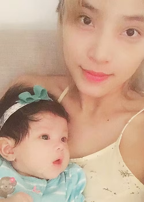 Sau khi công khai chuyện có con gái, nữ ca sĩ “Viên đá nhỏ” thoải mái khoe hình ảnh thiên thần nhỏ của mình. Ảnh: FBNV