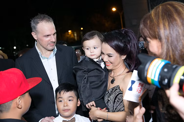 Mới đây, diễn viên Lý Thanh Thảo cùng ông xã ngoại quốc mang hai con trai đi ra mắt phim “Vú em tập sự” tại Sài Gòn.