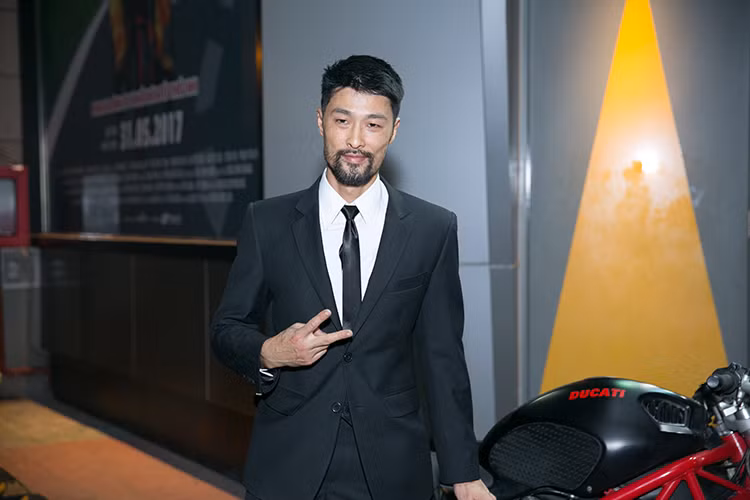 Cách đây không lâu, “Ông hoàng phim võ thuật Việt Nam” bất ngờ bị tai nạn khi tự lái xe mô tô từ Sài Gòn ra Đà Nẵng.