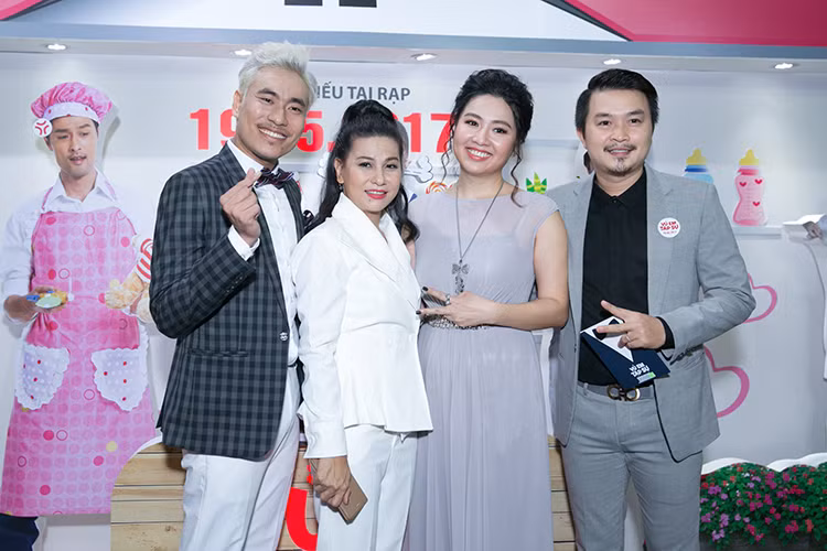 Cặp đôi Kiều Minh Tuấn - Cát Phượng chụp hình cùng vợ chồng Lê Khánh - Tuấn Khải tại sự kiện.