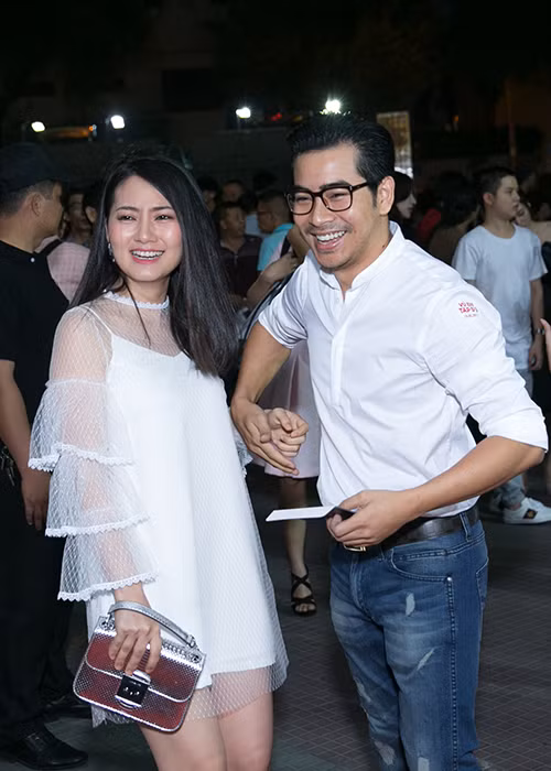 Vợ chồng Lan Ngọc - Thanh Bình tay trong tay hạnh phúc khi đến thưởng thức bộ phim “Vú em tập sự”.