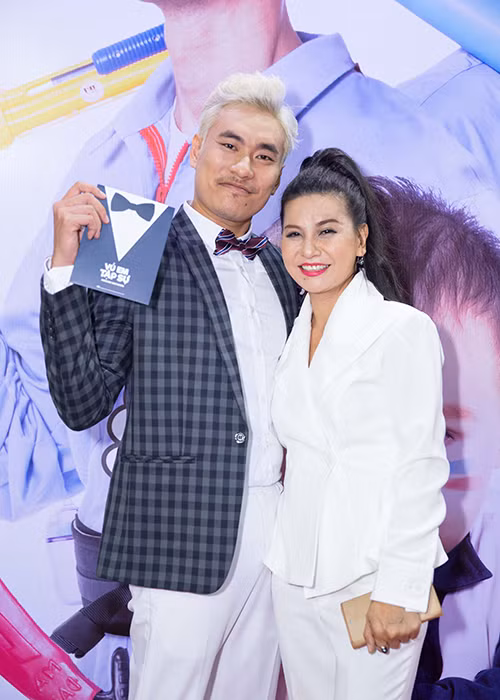 Buổi ra mắt phim “Vú em tập sự” còn có sự góp mặt của nhiều nghệ sĩ. Trong ảnh, Cát Phượng sánh đôi cùng Kiều Minh Tuấn tại sự kiện.