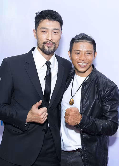 Johnny Trí Nguyễn chụp hình cùng đạo diễn Bùi Văn Hải.