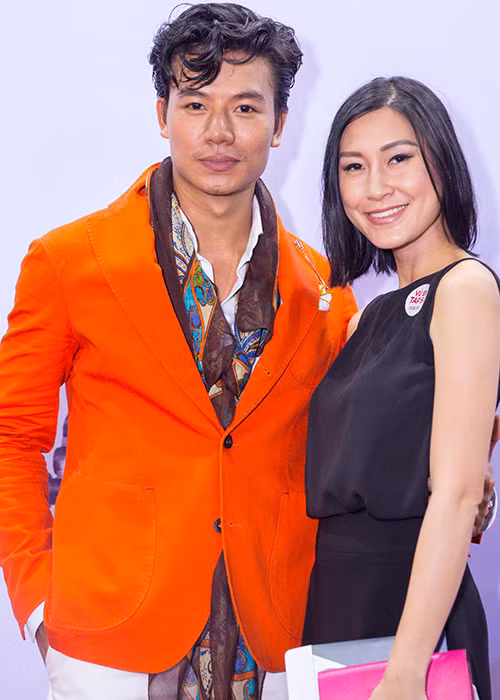 Kathy Uyên đến chúc mừng Hiếu Nguyễn. Bộ phim “Vú em tập sự” dự kiến khởi chiếu sớm vào ngày hôm nay (18/5/2017).