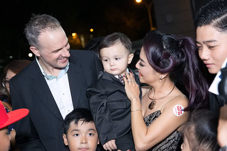 Bé Bơ - con trai Lý Thanh Thảo và ông xã ngoại quốc là diễn viên nhí của phim “Vú em tập sự”. Tại sự kiện, cậu nhóc gần 2 tuổi được mẹ bồng trên tay.