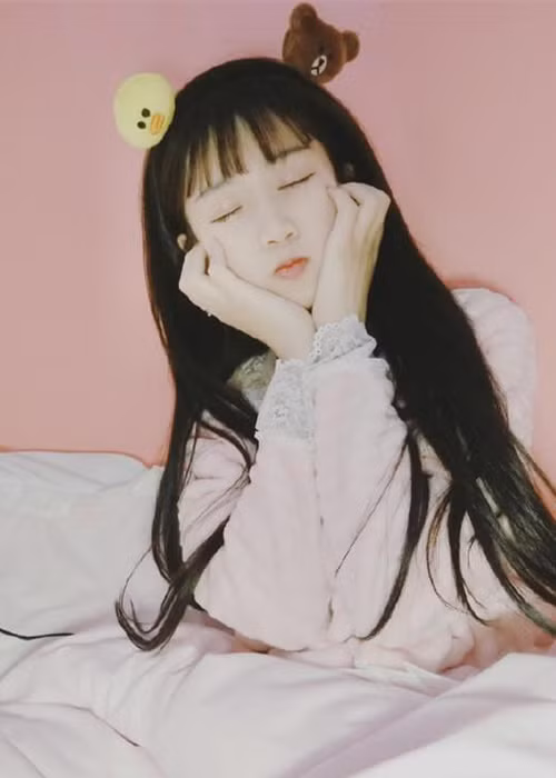 Gương mặt của Dương Thanh Ninh bị nghi dao kéo khi trong nhiều bức ảnh, cô để lộ cằm quá nhọn và biểu cảm thiếu tự nhiên. Ảnh: Ifeng