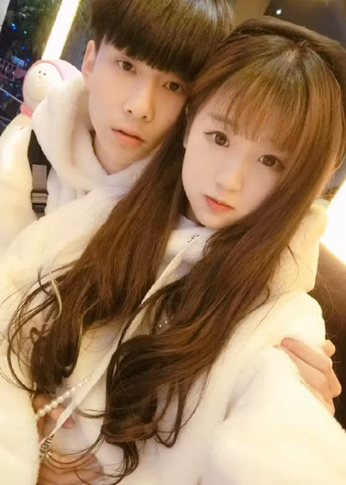 Kể từ khi trở thành một cặp, 2 MC trẻ đình đám của Trung Quốc thường xuyên khoe ảnh tình tứ và viết lời ngọt ngào dành cho nhau trên mạng xã hội. Ảnh: Ifeng