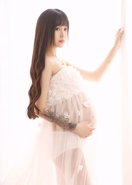 Dương Thanh Ninh - nữ MC 19 tuổi mang bầu 8 tháng ở Trung Quốc đang trở thành tâm điểm của dư luận sau khi công khai thông tin và hình ảnh bầu bí. Ảnh: Khám Phá