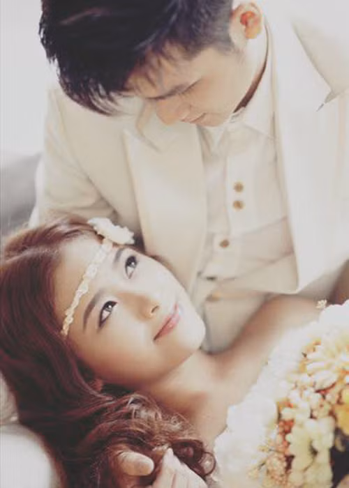 Dương Hoàng Yến quen biết Vũ Hà Anh từ khi học tại trường Cao đẳng Nghệ thuật Hà Nội. Thời điểm mới gặp Hà Anh, Dương Hoàng Yến bị hút hồn bởi khả năng đàn guitar và vẻ điển trai của anh. Tuy nhiên, cô hơi hụt hẫng khi biết anh là người đào hoa. Ảnh: FBNV