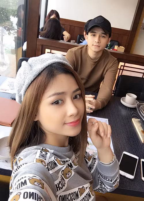 Hà Anh rất chiều chuộng Dương Hoàng Yến. Anh thường xuyên hộ tống bạn gái đi hát. Để mừng tuổi 25 của Dương Hoàng Yến vào năm 2016, nam ca sĩ từng mạnh tay chi gần 2 tỷ đồng để mua tặng cô một xế hộp màu đỏ. Ảnh: FBNV