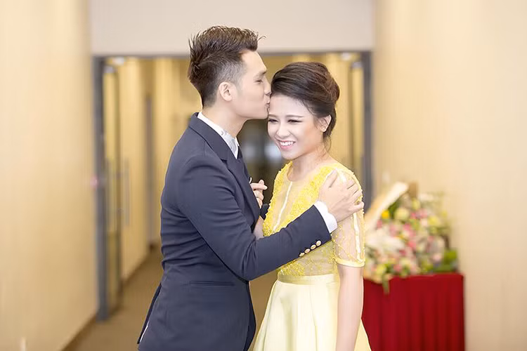 Sau khi trở về trường từ cuộc thi Sao mai điểm hẹn 2008, Hoàng Yến gặp lại Hà Anh. Lúc này, anh học chung lớp và ngồi cùng bàn với cô. Sau đó, cả hai bắt đầu cảm mến nhau từ khi đi xem bộ phim Avatar năm 2010. Ảnh: FBNV