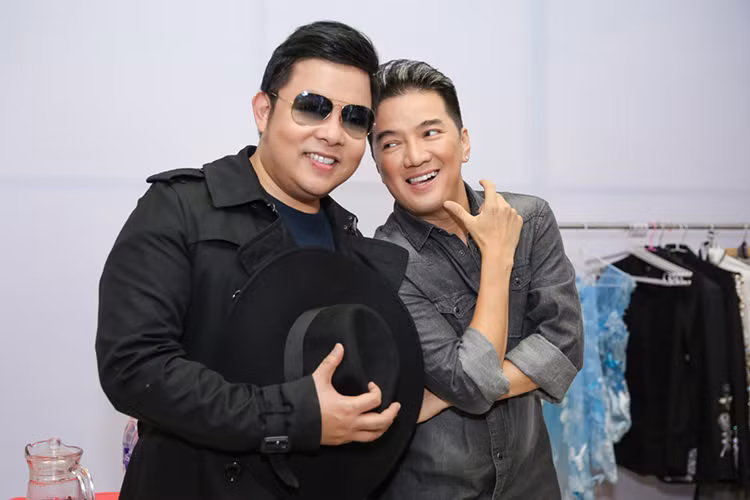 Sau ồn ào tranh chấp gà cưng vào năm 2015, Đàm Vĩnh Hưng và Quang Lê gần như cạch mặt nhau. Tuy nhiên, đầu năm nay, hai nghệ sĩ này gạt bỏ bất hòa để ngồi chung ghế nóng chương trình Thần tượng Bolero. Hiện tại, cả hai không còn khúc mắc, hiềm khích nào. Ảnh: Zing